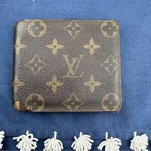 AUTHENTIC Louis Vuitton wallet. Monogram pattern.